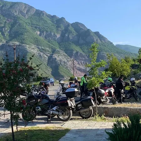 Lugina E Komanit فندق 3*