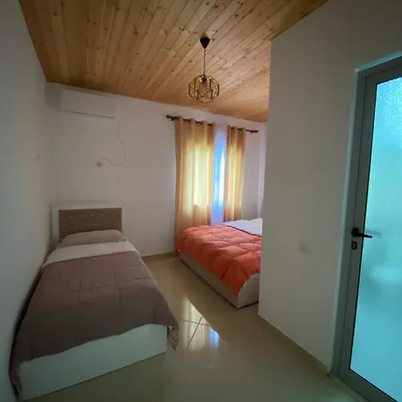 فندق Lugina E Komanit 3*