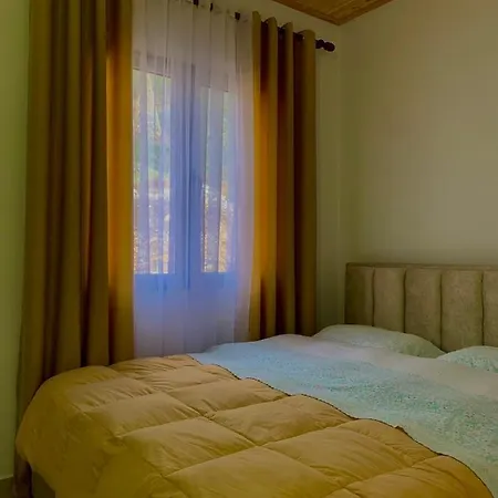 Lugina E Komanit Отель 3*