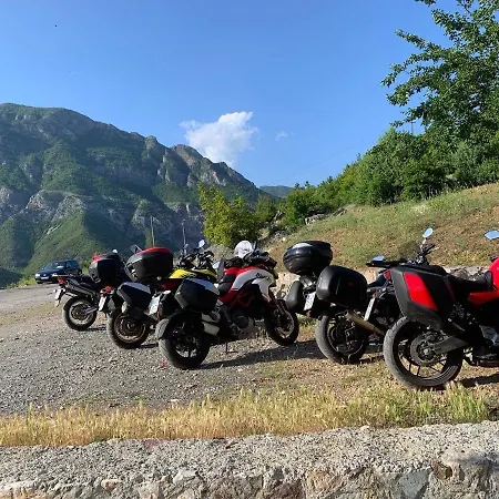 Lugina E Komanit ホテル 3*