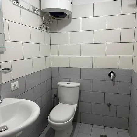 מלון Lugina E Komanit 3*