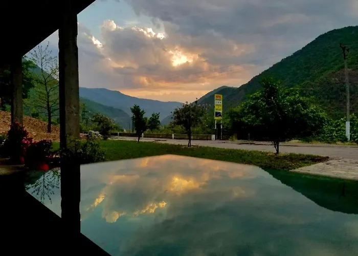 Hotel Lugina E Komanit